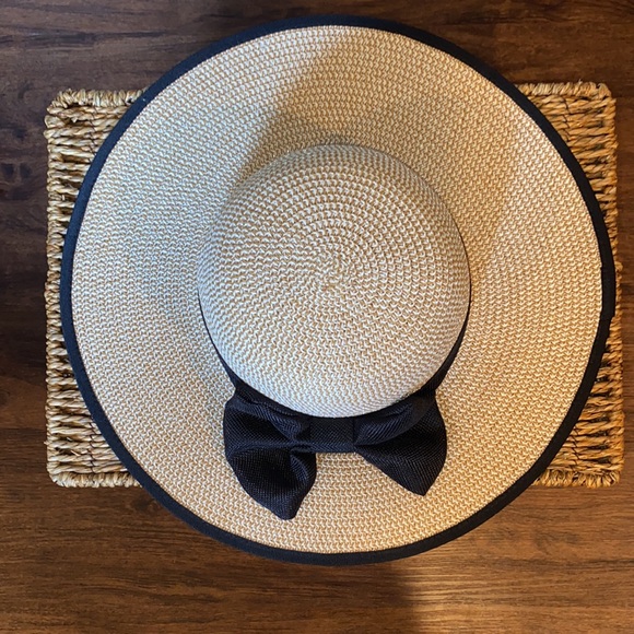 Women’s Grass Hat w/Black Bow - Picture 2 of 5